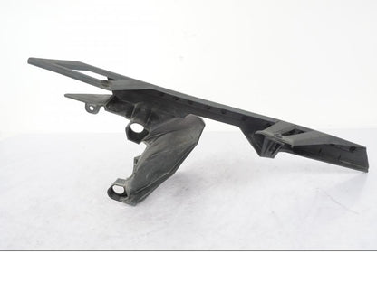 Snett nerifrån på Svingskärm från en KTM 390 Duke -2018 motorcykel.