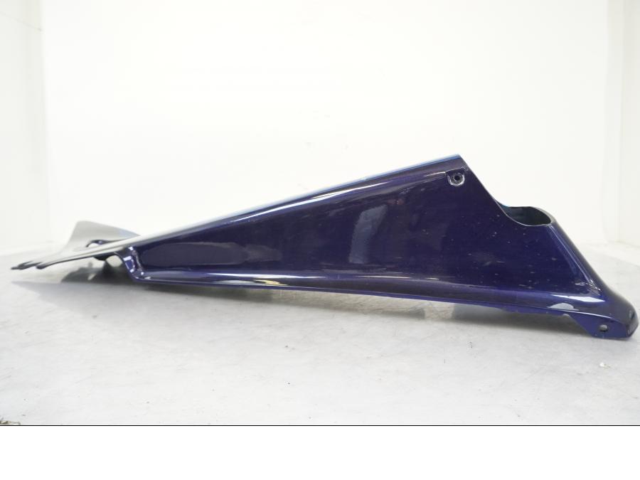 Snett uppifrån på <p>Bakvinge vänster från Kawasaki ZZR 1100 1991.</p>

<p>Omlackad i original kulör.</p>

<p>Lagning, sprickor, ytliga repor och märken finns se bilder.</p> motorcykel.