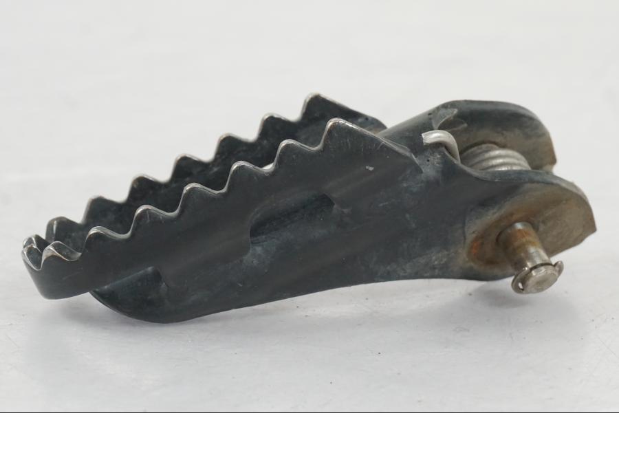 Baksidan på Fotpinne från en BMW F 800 GS -2008 motorcykel.