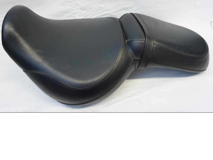 Baksidan på Sadel från en Kawasaki VN 900 -2006 motorcykel.