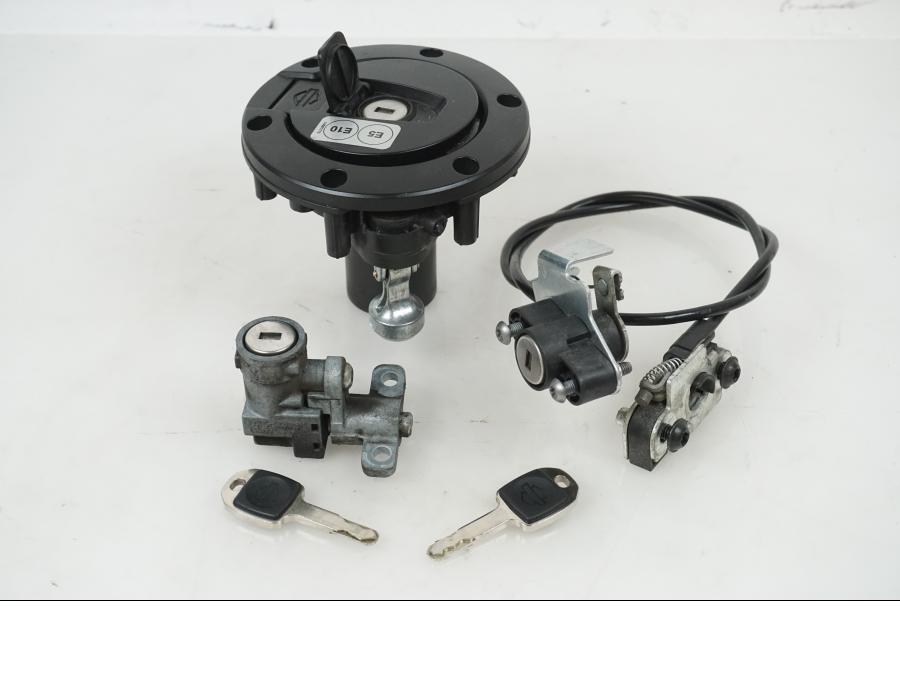 Framsidan på Låssats från en H-D Adventure Pan America Special RA1250S -2021 motorcykel.