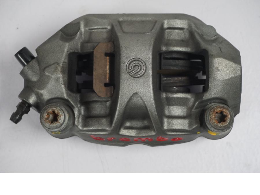 Baksidan på Bromsok från en KTM 1290 Super Duke R -2015 motorcykel.