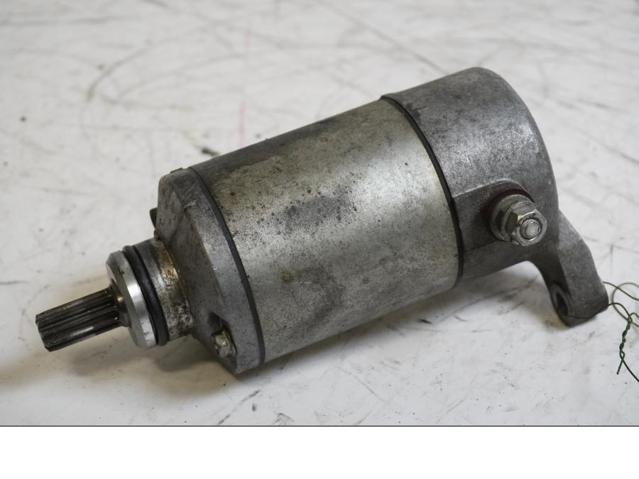 Framsidan på Startmotor från en Suzuki SV 650 -2007 motorcykel.