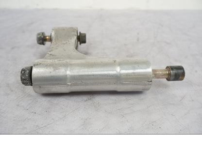 Snett nerifrån på Länkarm från en Honda VTR 1000 F -1997 motorcykel.