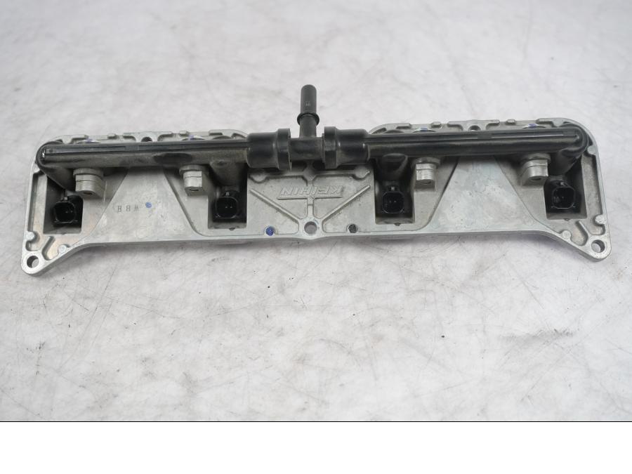 Vänster sida på Fuel Rail från en Kawasaki ZX-10R -2008 motorcykel.