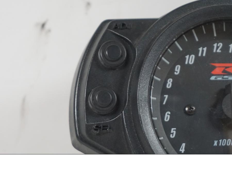 Vänster sida på Instrumentpanel från en Suzuki GSX-R 600 -2004 motorcykel.