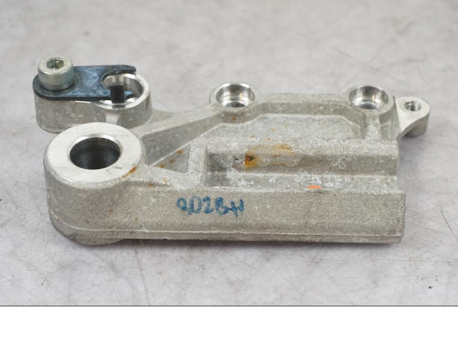 Snett nerifrån på Bromsoksfäste från en Kawasaki Z 125 -2019 motorcykel.