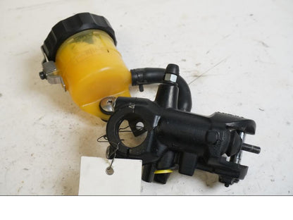 Framsidan på Bromshuvudcylinder från en BMW S 1000 RR -2010 motorcykel.