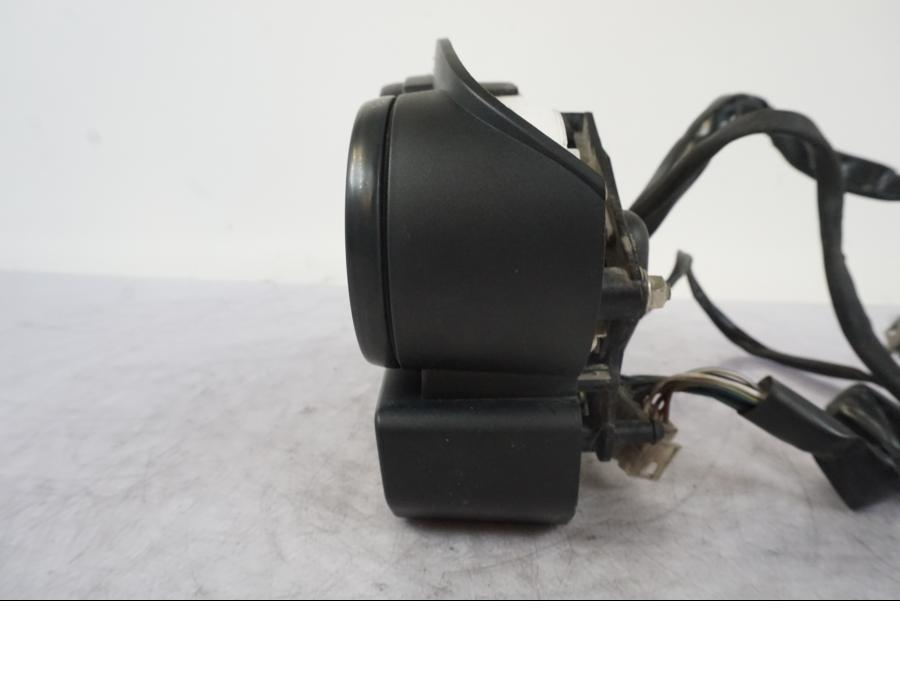 Snett nerifrån på Instrumentpanel från en BMW R 1150 GS -2002 motorcykel.