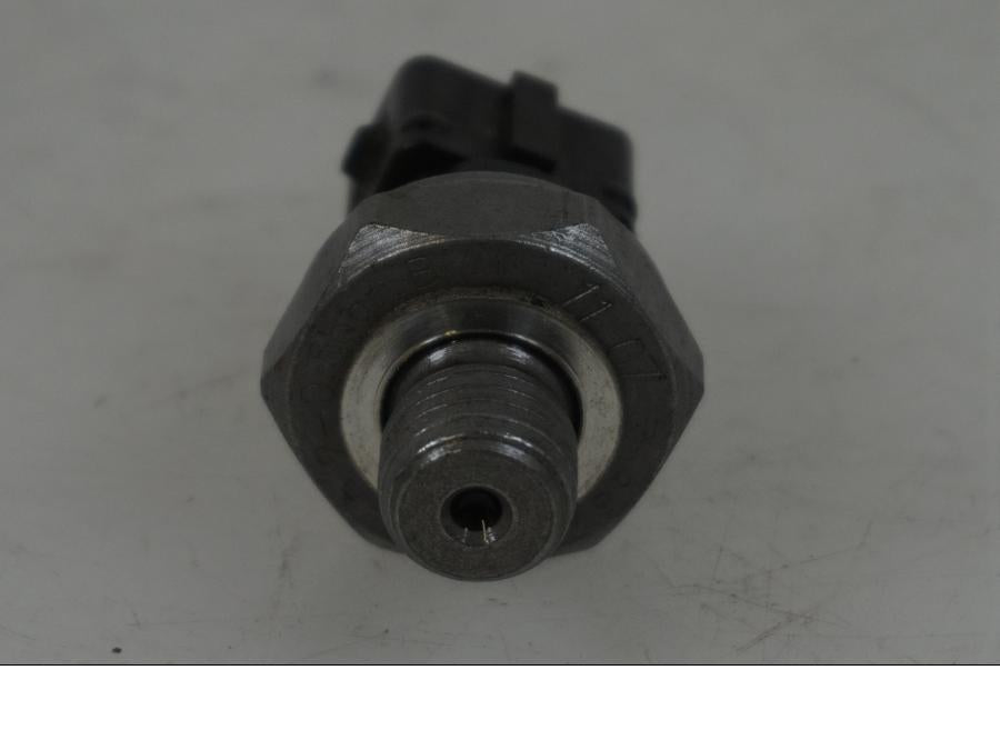 Baksidan på Oljetryckgivare från en BMW F 800 GS -2009 motorcykel.