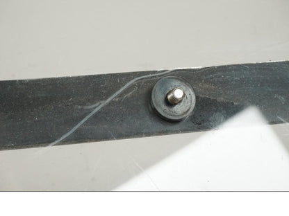 Extrabild5 på <p>Vindruta från Suzuki VZ 800 2000.</p>

<p>Fästen finns ej, skrapmärke på kromdetalj se bilder, rutfästena är original men vindrutan är hemmagjord. Ytliga repor finns på rutan se bilder.</p> motorcykel.