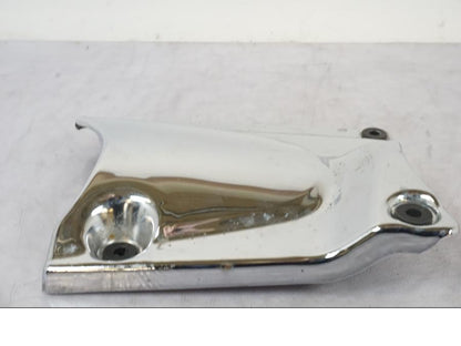 Snett nerifrån på Transmissionskåpa från en Suzuki VL 800 -2002 motorcykel.