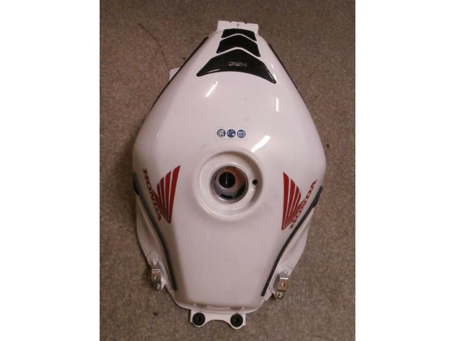 Höger sida på Bensintank från en Honda CB 500 F -2013 motorcykel.