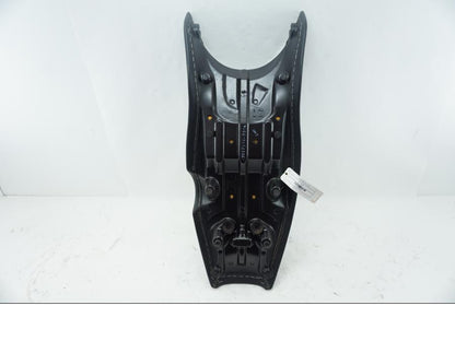 Vänster sida på Sadel från en BMW F 650 CS -2002 motorcykel.