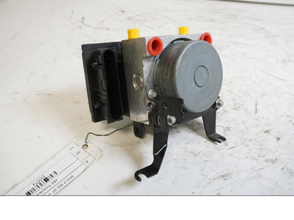 Framsidan på ABS Modulator från en BMW F 800 ST -2008 motorcykel.