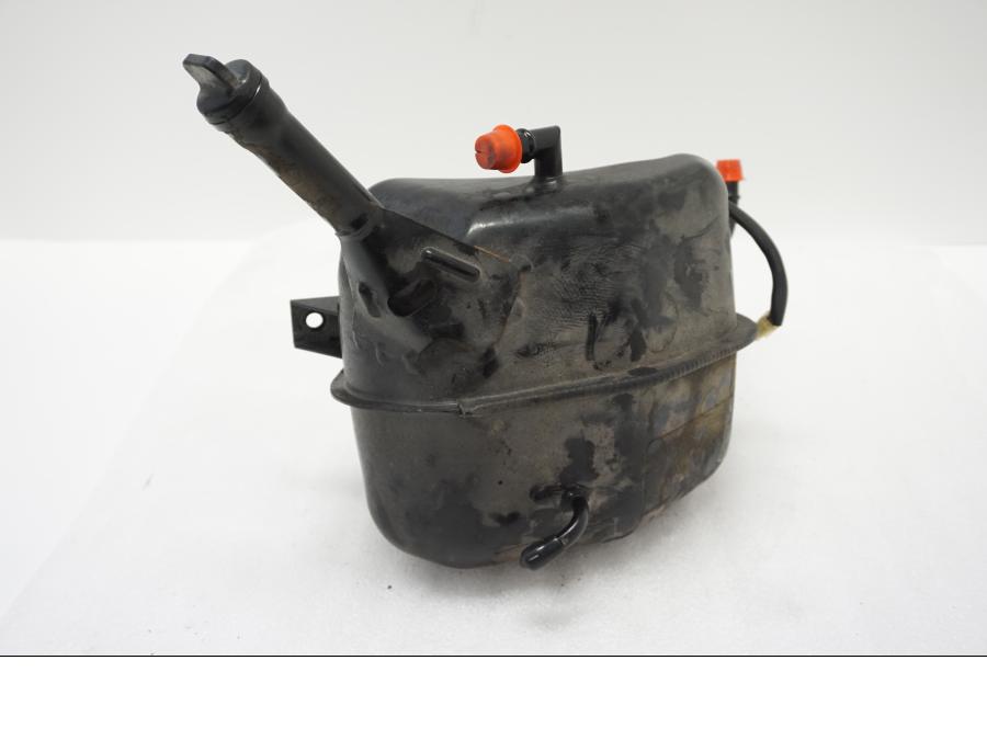 Framsidan på Oljetank från en Yamaha TDM 900 -2002 motorcykel.