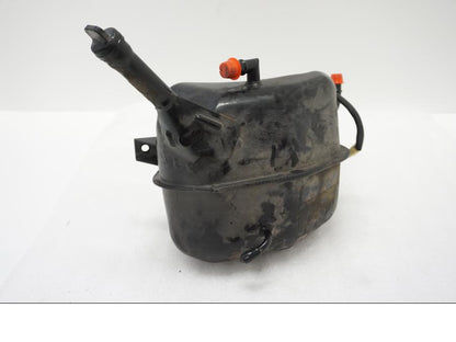 Framsidan på Oljetank från en Yamaha TDM 900 -2002 motorcykel.