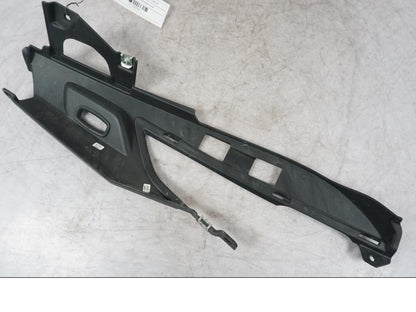 Snett nerifrån på Bakvinge från en BMW K 1600 GTL -2015 motorcykel.