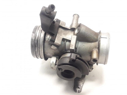 Baksidan på Spjällhus från en BMW F 650 GS -2002 motorcykel.