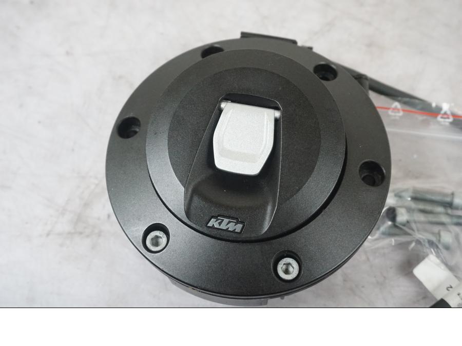 Baksidan på Tanklock från en KTM 1290 Super Adventure S -2022 motorcykel.