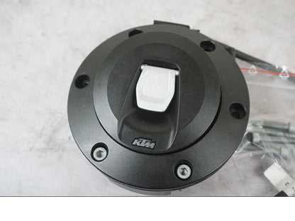 Baksidan på Tanklock från en KTM 1290 Super Adventure S -2022 motorcykel.