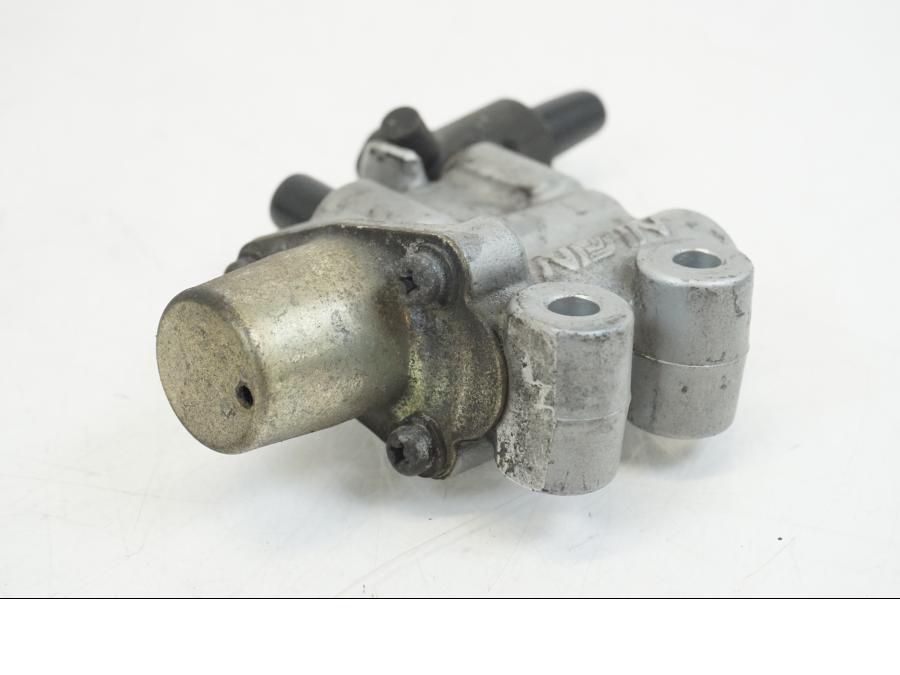 Baksidan på Bromsfördelare från en Honda XL 1000 V -1999 motorcykel.