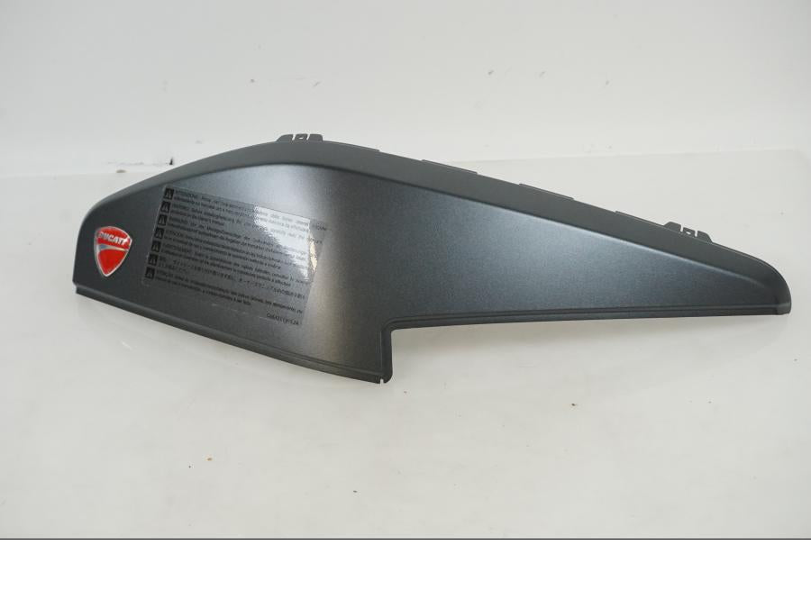 Framsidan på Väskdekor från en Ducati Multistrada 1200S -2017 motorcykel.