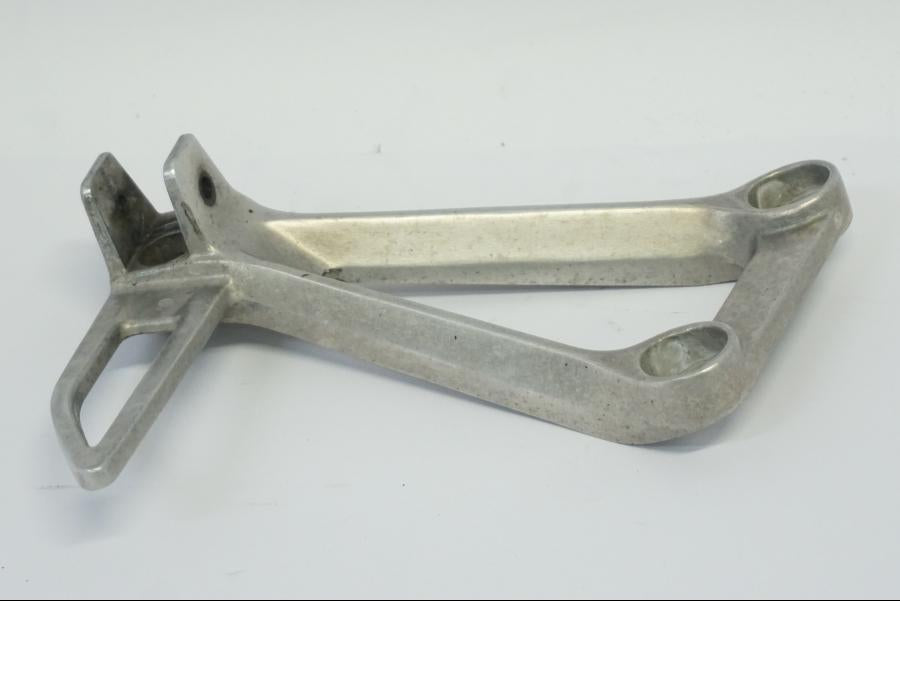 Vänster sida på Fotpinnefäste från en Honda CB 500 X -2015 motorcykel.