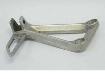 Vänster sida på Fotpinnefäste från en Honda CB 500 X -2015 motorcykel.