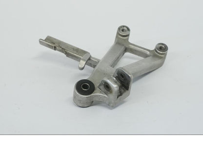 Vänster sida på Fotpinnefäste från en Honda CBR 600 -1998 motorcykel.