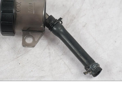 Vänster sida på Kopplingsvätskebehållare från en Ducati Multistrada V4 -2024 motorcykel.