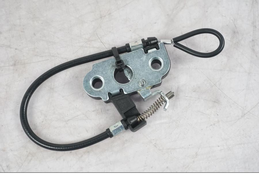 Framsidan på Sadellåsmekanism från en KTM 1290 Super Duke R -2022 motorcykel.