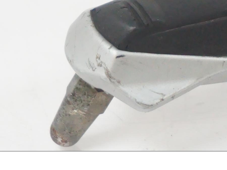 Höger sida på Fotpinne från en BMW F 650 CS -2002 motorcykel.