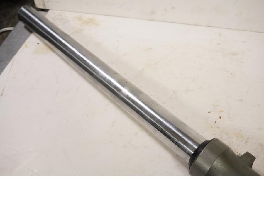 Höger sida på Gaffelben från en Yamaha FZ 750 -1988 motorcykel.