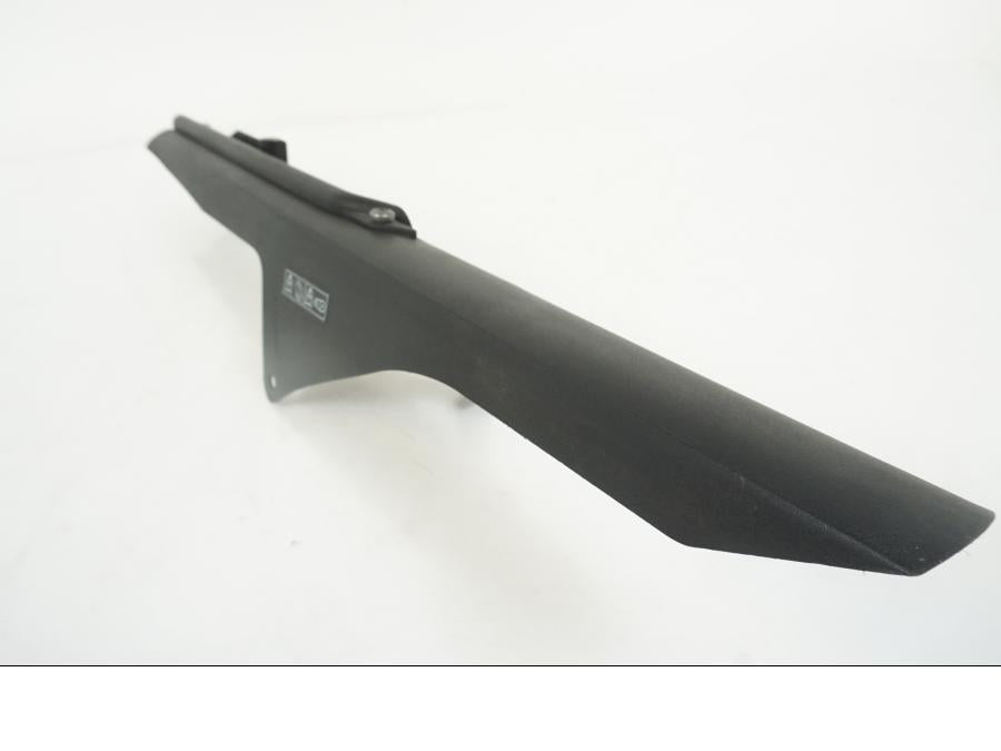 Höger sida på Kedjeskydd från en Triumph Speed Triple -2009 motorcykel.