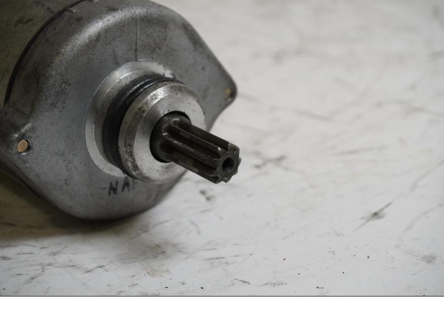 Baksidan på Startmotor från en Honda CBR 900 RR -1992 motorcykel.