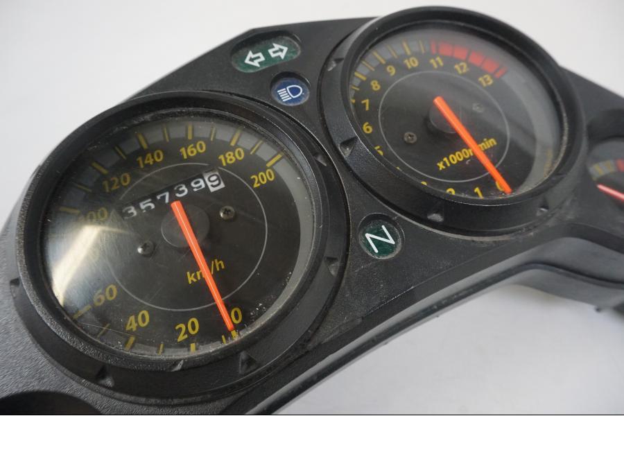 Vänster sida på Instrumentpanel från en Honda CBR 125 R -2006 motorcykel.