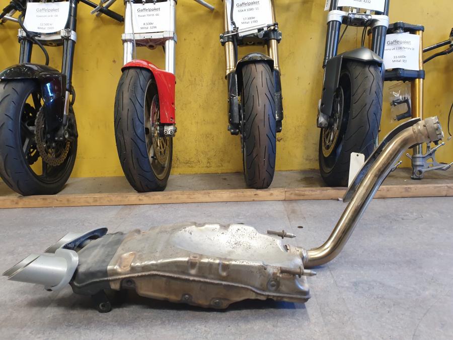 Vänster sida på Ljuddämpare från en Triumph Sprint ST -2007 motorcykel.