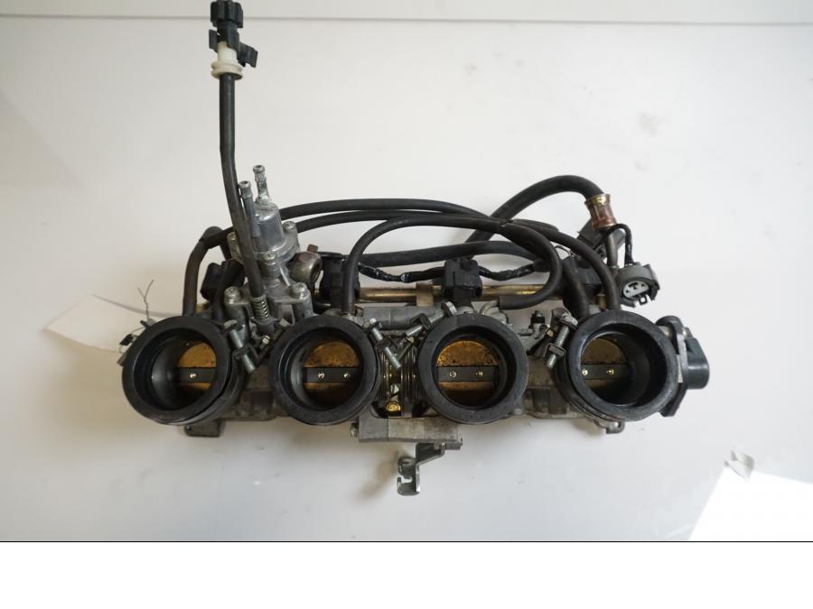 Framsidan på Spjällhus från en Honda CBR 900 RR -2000 motorcykel.