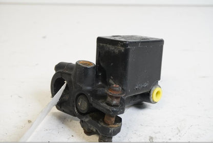 Baksidan på Bromshuvudcylinder från en Suzuki DR 800 S -1996 motorcykel.