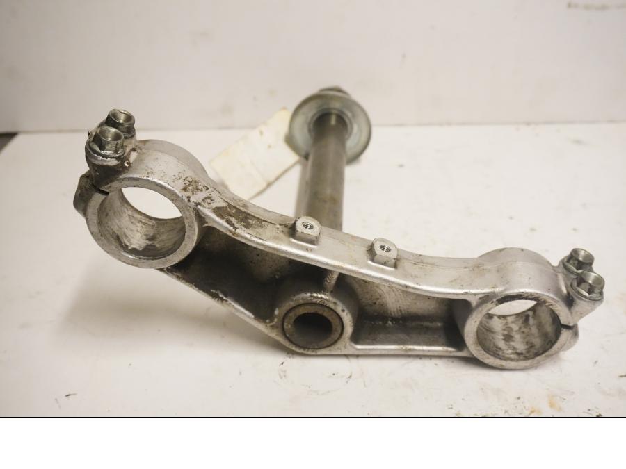 Baksidan på <p>Gaffelkrona nedre från Honda VFR 750 F 1988.</p>

<p>Utan lager. Okej skick.</p> motorcykel.