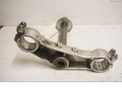 Baksidan på <p>Gaffelkrona nedre från Honda VFR 750 F 1988.</p>

<p>Utan lager. Okej skick.</p> motorcykel.