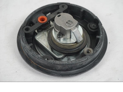 Snett nerifrån på <p>Låssats från Yamaha MT-07 ABS 2014. 1st nyckel, tändningslås, antenn, sadellås, cdi och tanklock.</p>

<p>Nyckeln är krokig, går ej att få i styrlåset samt att en mindre plastbit saknas från CDI se bilder.</p> motorcykel.