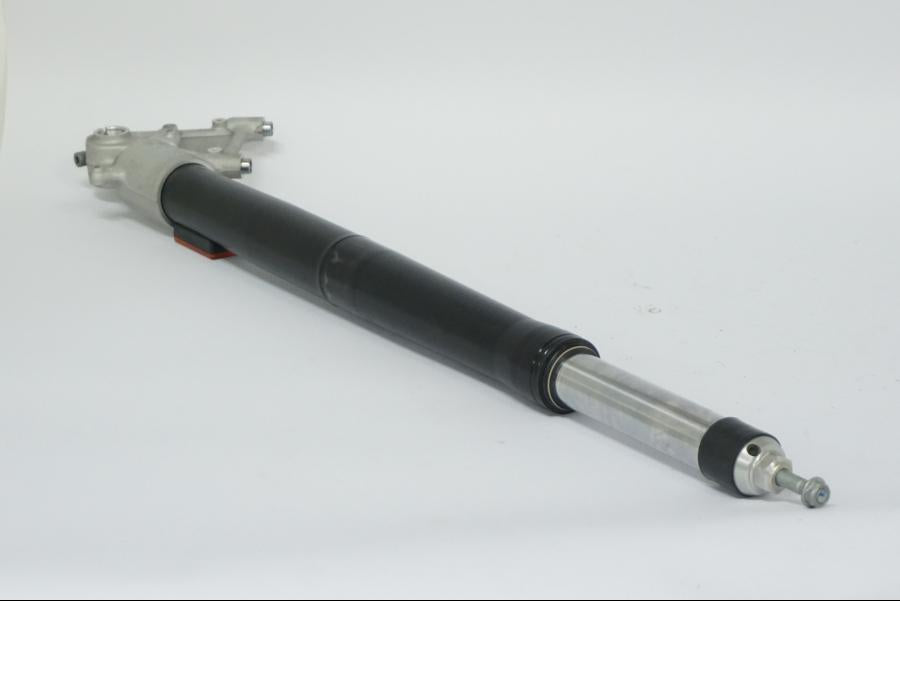 Snett uppifrån på Gaffelben från en BMW R 1250 GS -2022 motorcykel.