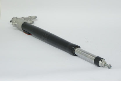 Snett uppifrån på Gaffelben från en BMW R 1250 GS -2022 motorcykel.