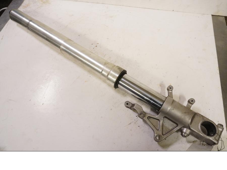 Framsidan på Gaffelben från en Suzuki GSX-R 750 -2000 motorcykel.