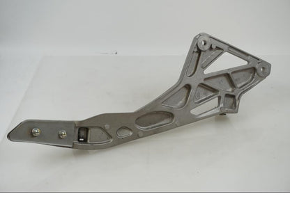 Höger sida på Fotpinnefäste från en Honda CB 600 Hornet -2007 motorcykel.