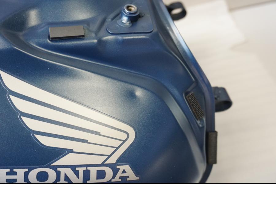 Snett nerifrån på Bensintank från en Honda CB 650 R -2020 motorcykel.