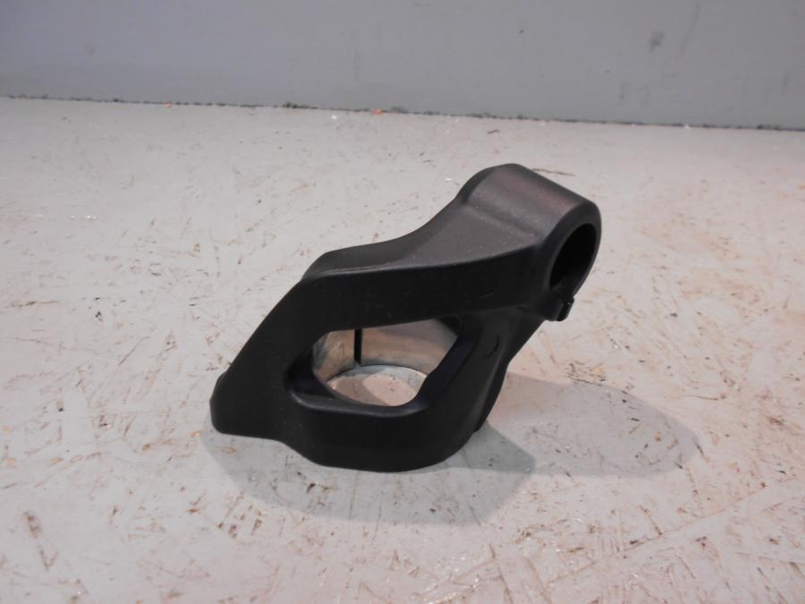 Baksidan på Styrfäste från en Kawasaki Ninja H2 -2018 motorcykel.