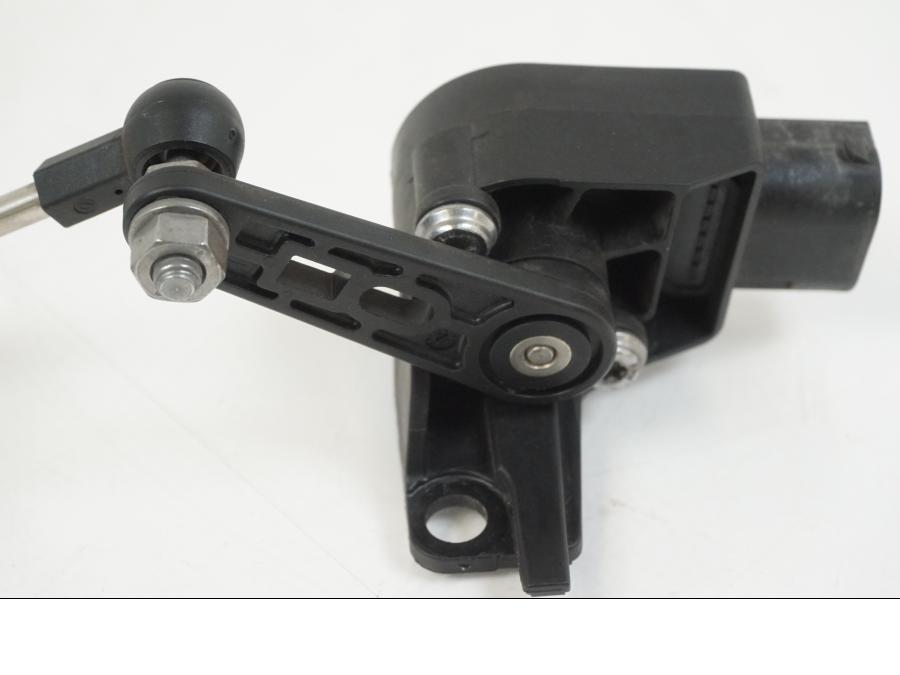 Snett nerifrån på Nivåsensor från en BMW S 1000 R -2019 motorcykel.